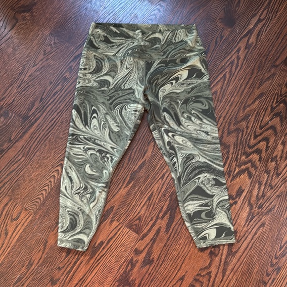 Athleta Pants - NWOT Athleta camo 7/8 leggings size XL